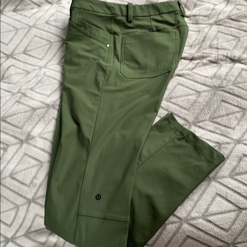 NWOT Men’s Lululemon Army/Olive Green 30 Slim Fit